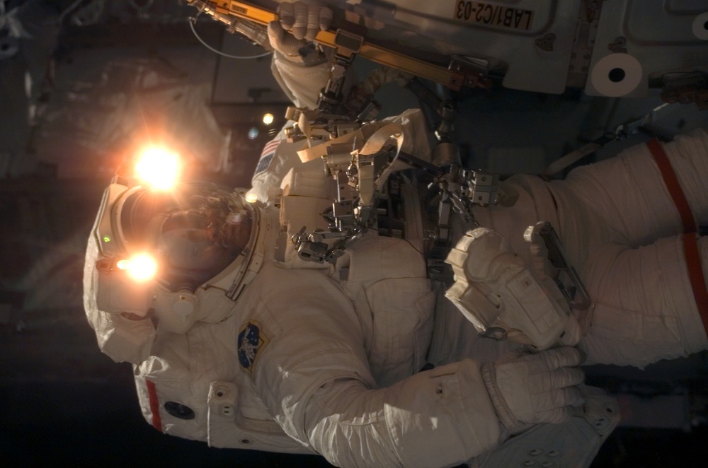 STS-116 MS Curbeam,Jr., works at the U.S. Laboratory during EVA 2