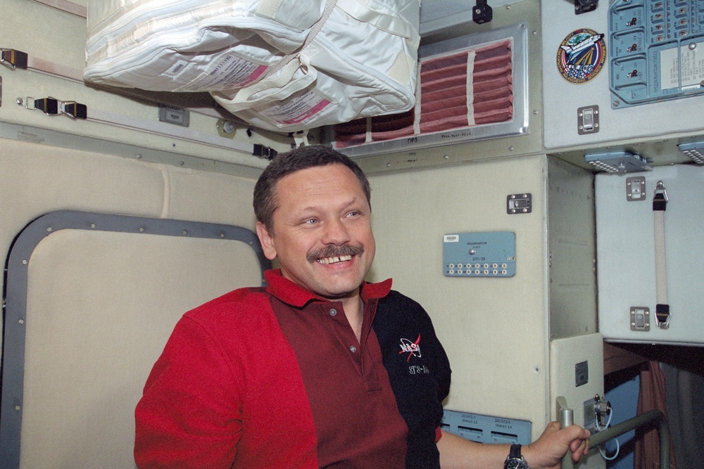 MS Morukov hangs a STS-106 logo in Zvezda during STS-106