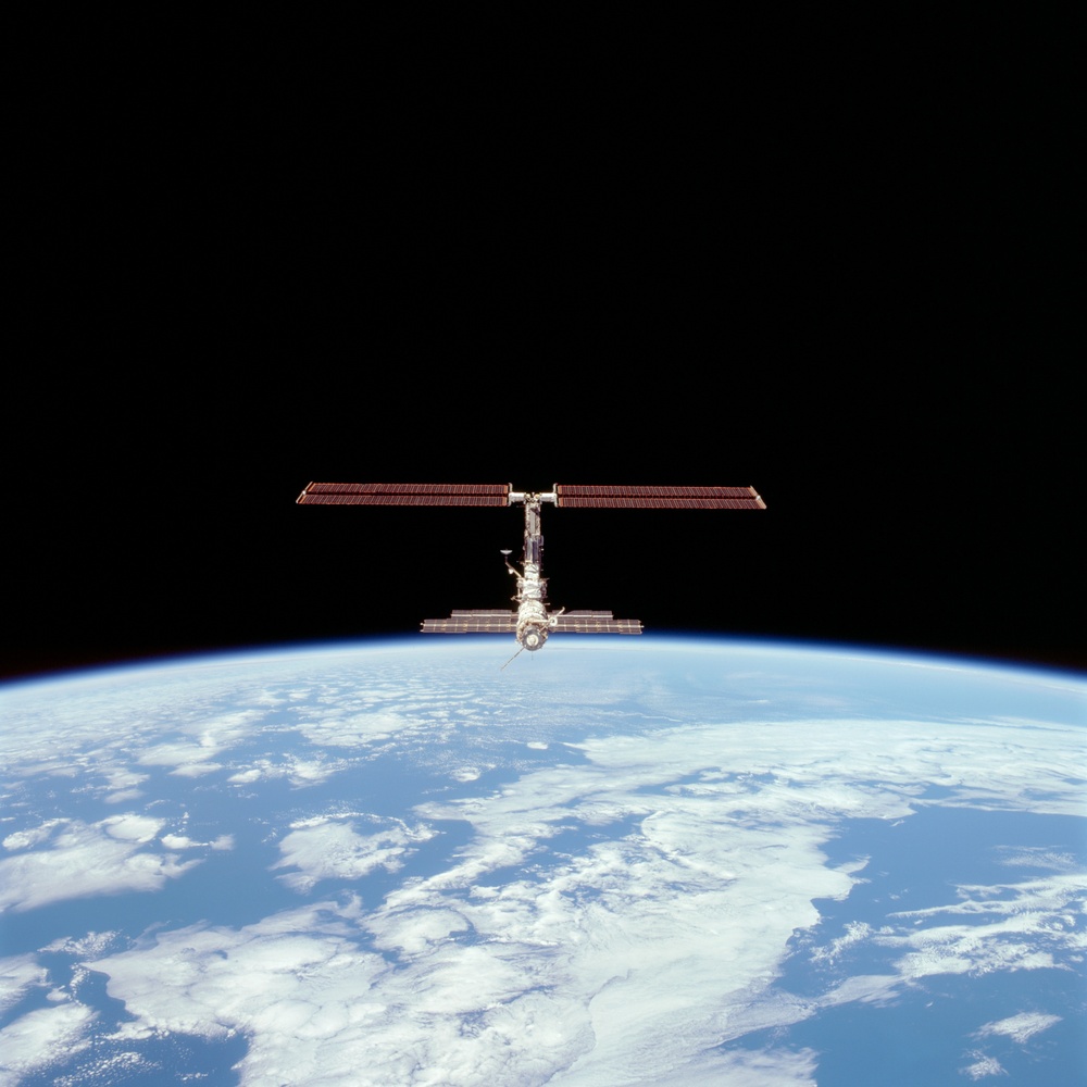 Views of the ISS during Endeavour's final flyaround for STS-97