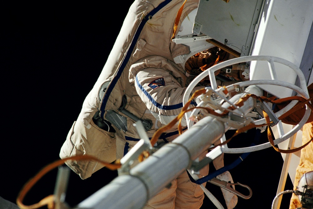 Linenger and Tsibliev during EVA outside Mir Space Station