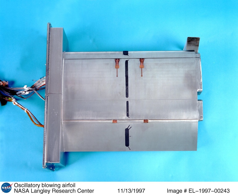 Oscillatory blowing airfoil