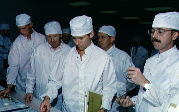 STS-28 Columbia, OV-102, crewmembers participate in FEPF bench review