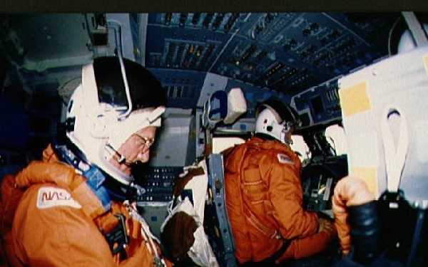 STS-29 Discovery, OV-103, crew on flight deck prepares for reentry