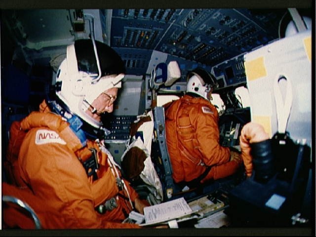 STS-29 Discovery, OV-103, crew on flight deck prepares for reentry