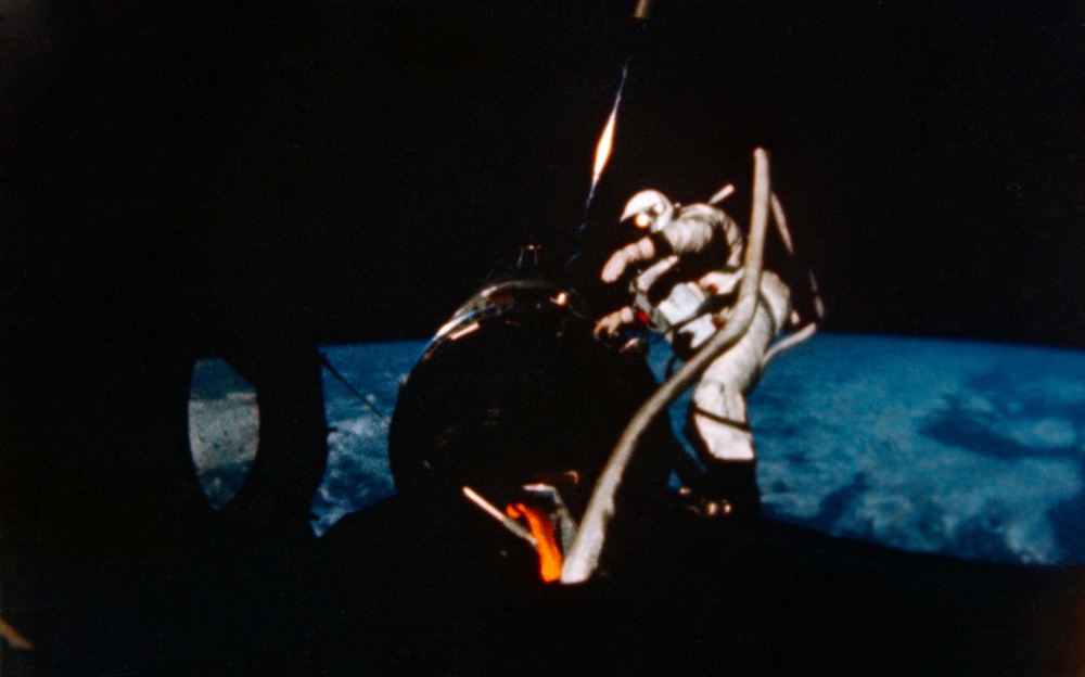 GT-12 - EARTH SKY - EVA