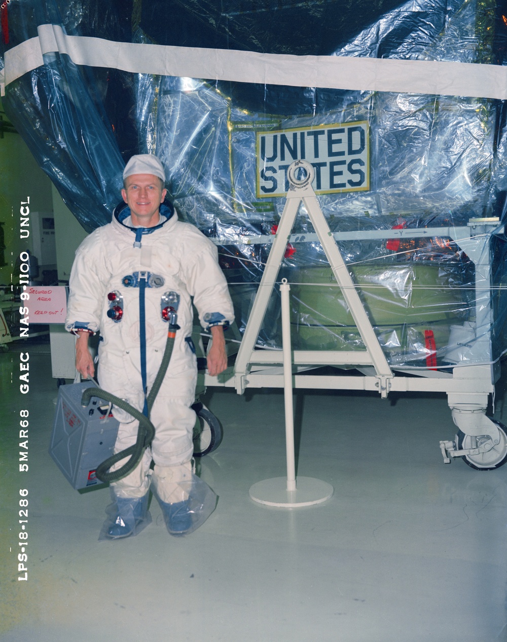 LM-4 Crew Compartment Stowage Review