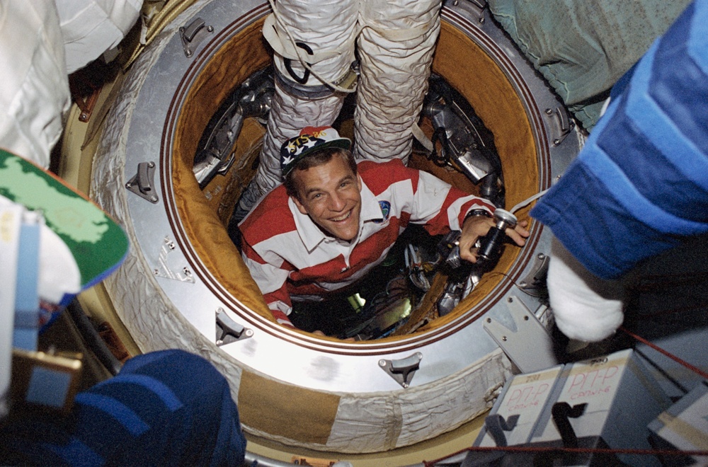 Chretien and Parazynski enter Mir through Docking Module