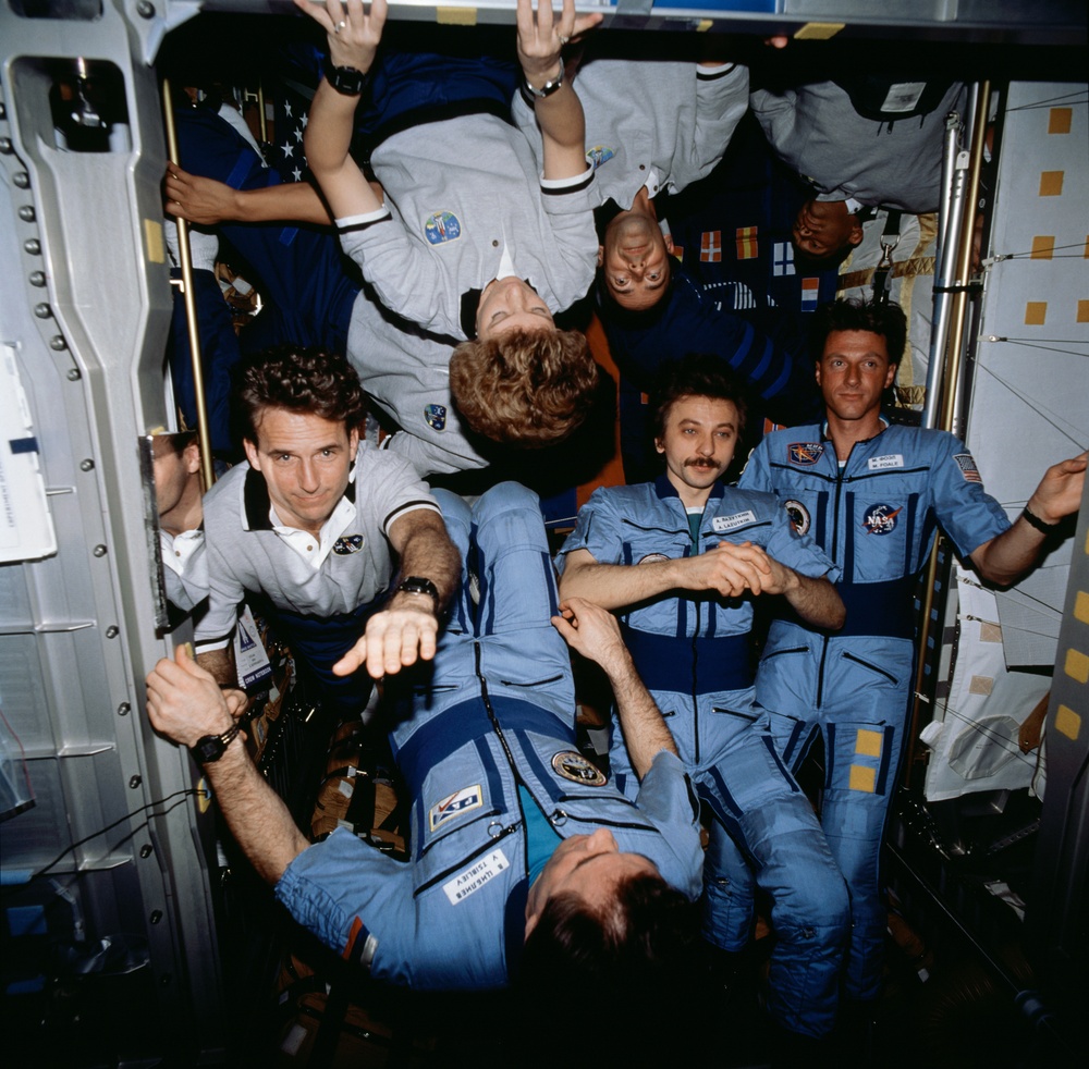 STS-84 and Mir 23 crews take portraits in the Spacehab