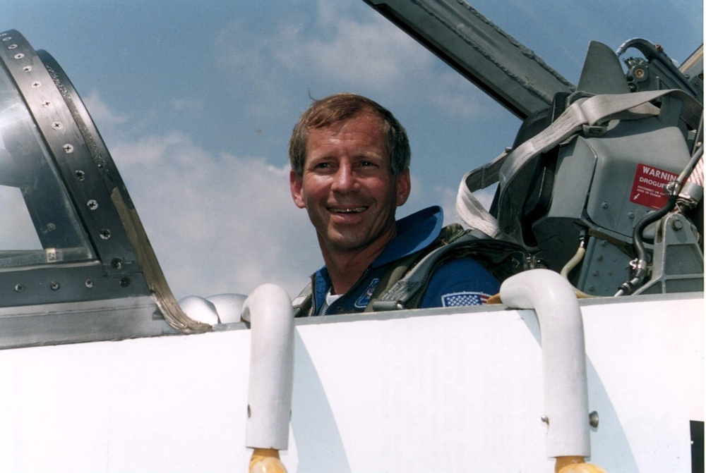STS-69 Pilot Kenneth D. Cockrell arrives at SLF