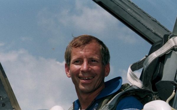 STS-69 Pilot Kenneth D. Cockrell arrives at SLF