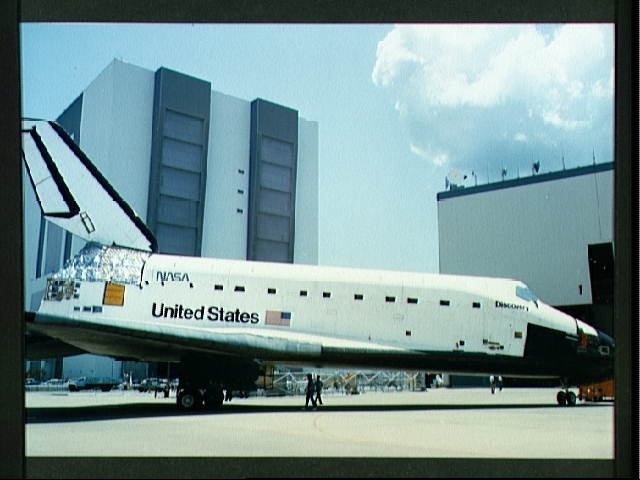STS-33 Discovery, OV-103, is moved to KSC Orbiter Processing Facility