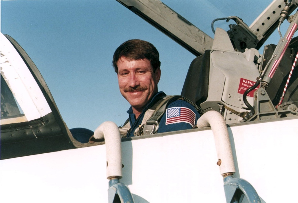STS-73 Pilot Kent V. Rominger arrives at SLF
