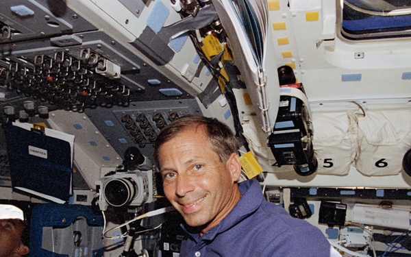 STS-69 crewmembers on Endeavour's flight deck