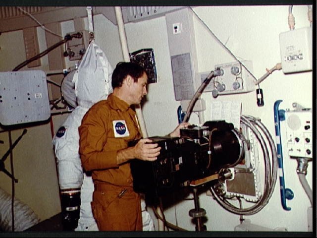 Astronaut Edward Gibson trains with Earth Resources Experiments Package