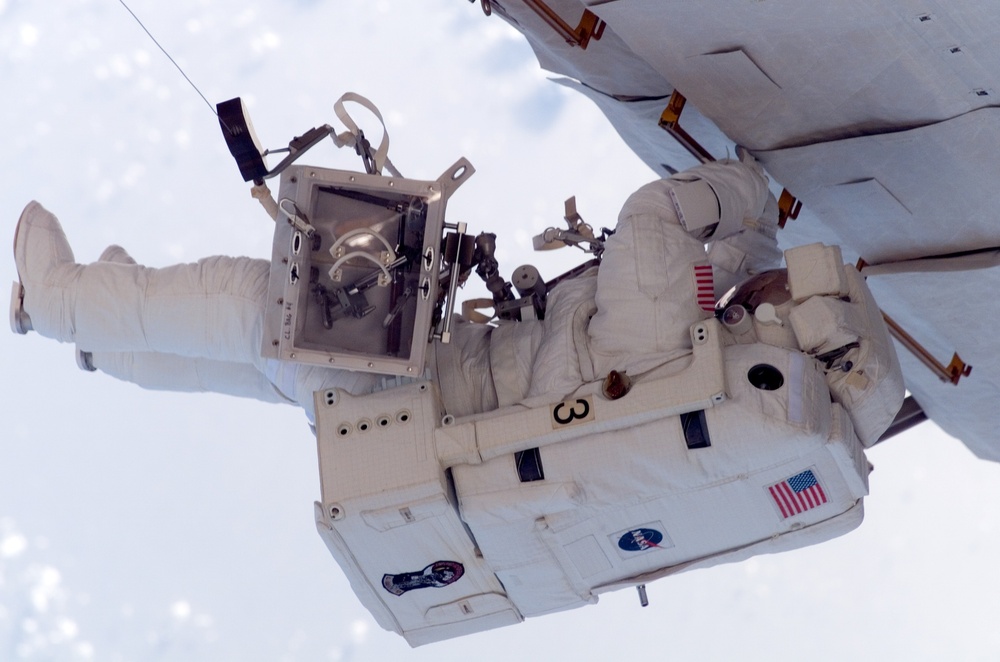 STS-115 MS Stefanyshyn-Piper works on the P3/P4 Trusses during third EVA