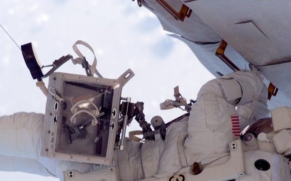 STS-115 MS Stefanyshyn-Piper works on the P3/P4 Trusses during third EVA
