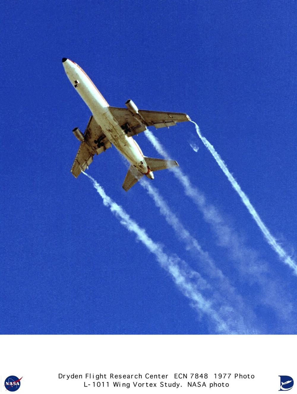 Lockheed L-1011 in flight - Wing vortex study