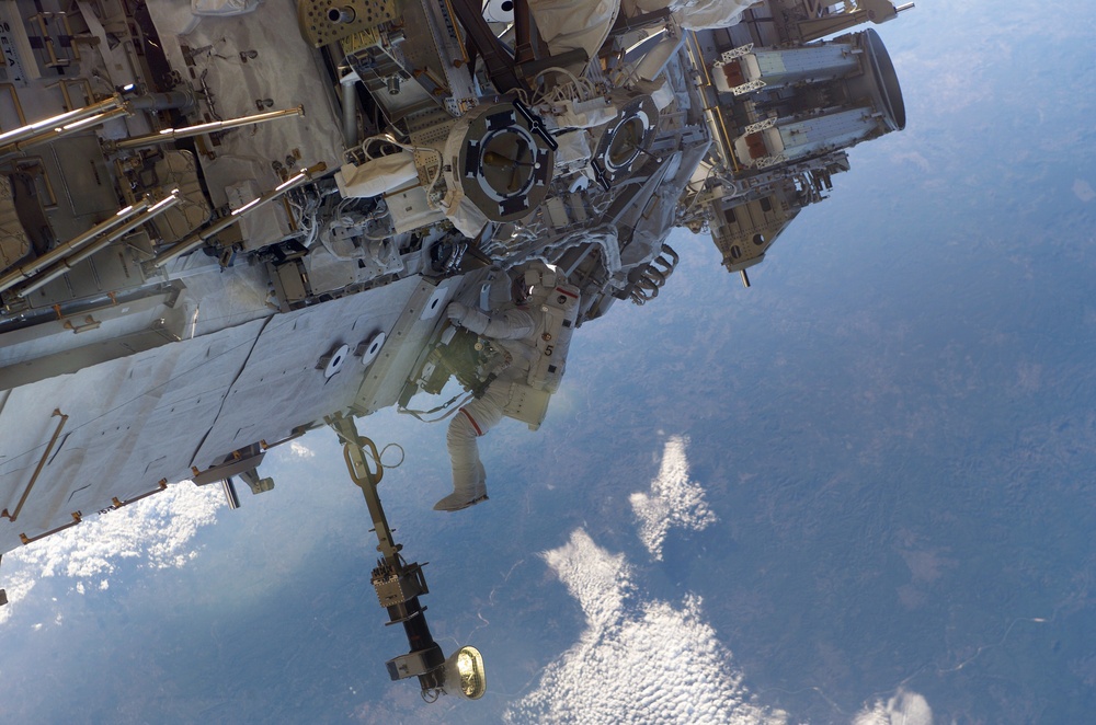 Tanner performs first EVA during STS 115 / Expedition 13 joint operations