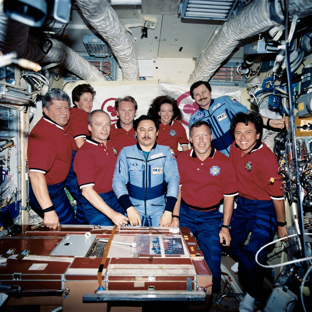 STS-91 and Mir 25 crew portraits onboard the Mir Space Station