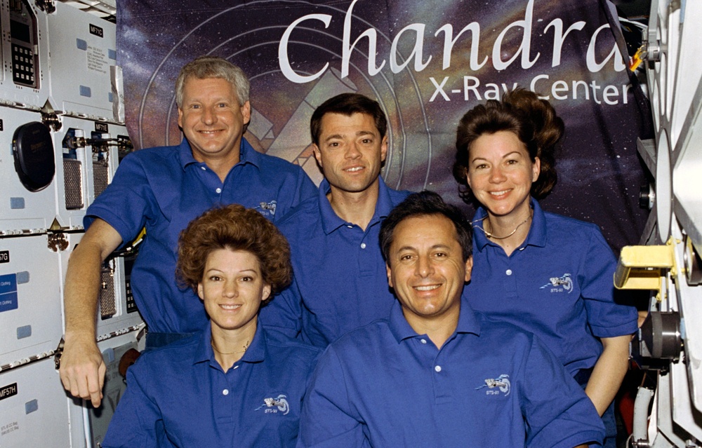 STS-93 crewmembers assemble for crew inflight portrait on the middeck