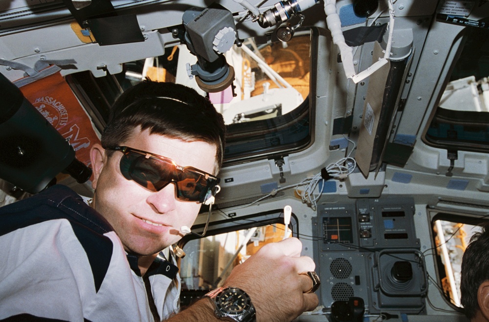 STS-74 crew activities during rendezvous and docking