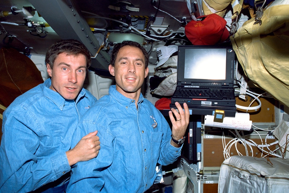 Various views of STS-88 crewmembers on middeck