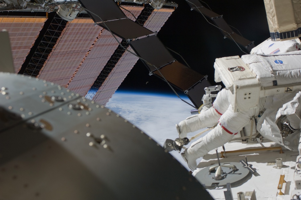 Cassidy and Marshburn during EVA-5