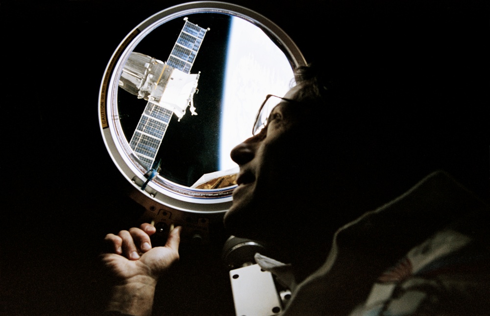Astronauts Apt and Readdy at Spacehab window