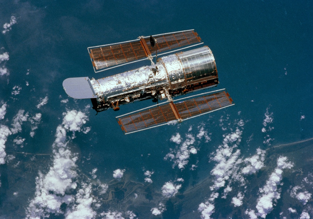 HST, flyaround of the Hubble Space Telescope on Flight Day 9