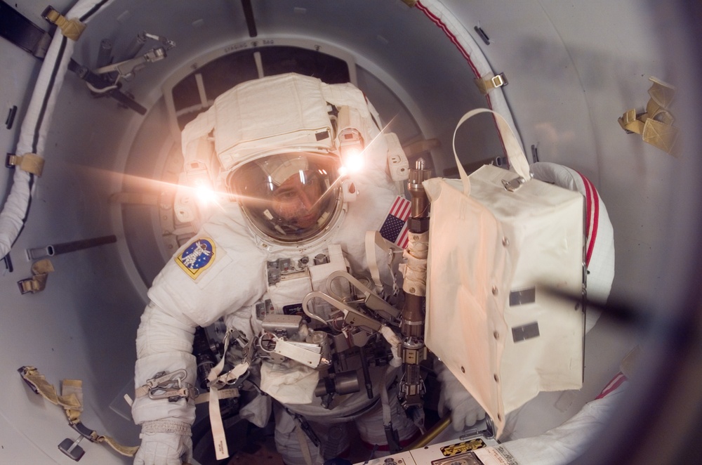 Mastracchio in the crew lock before a session of STS-118 EVA
