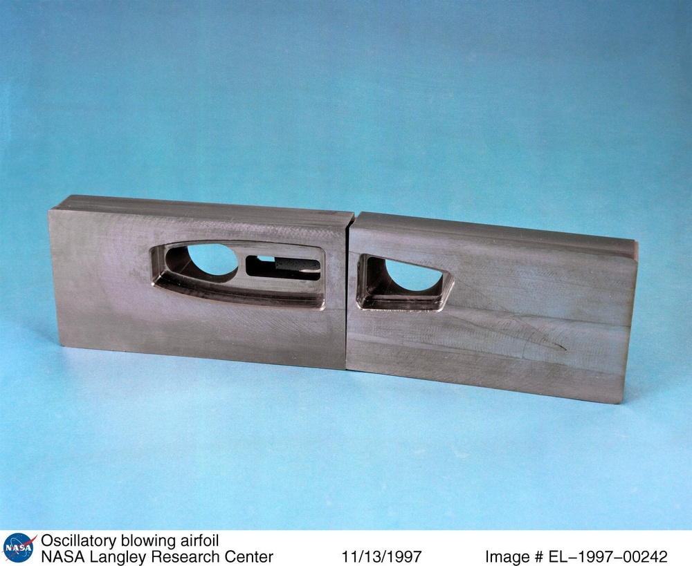 Oscillatory blowing airfoil