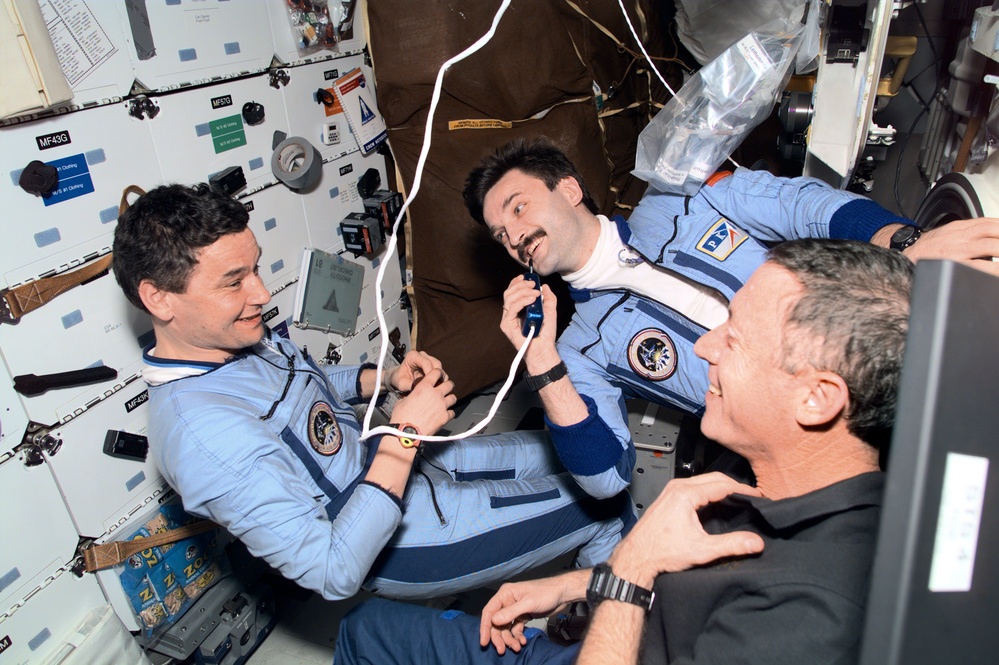 Candid views of the STS-81 and Mir 22 crews on the orbiter's middeck