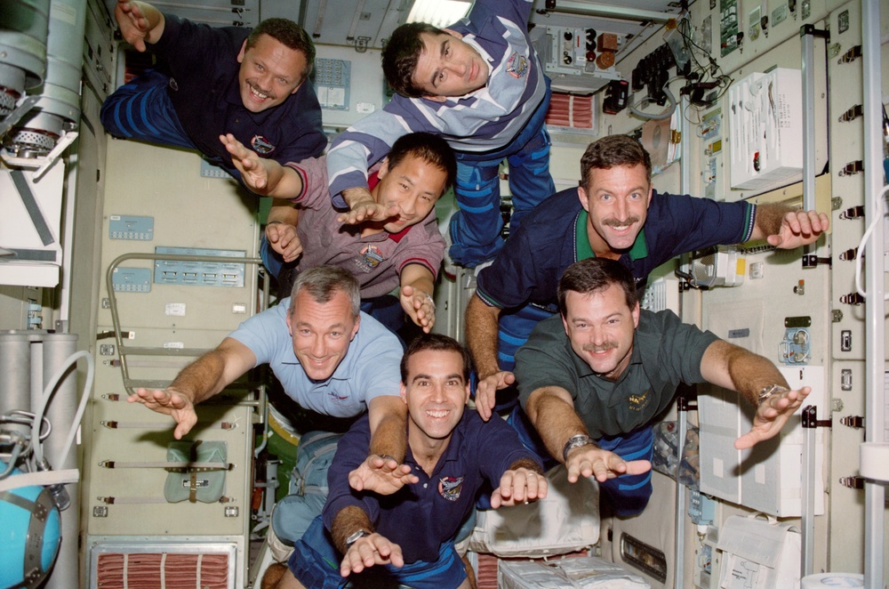 STS-106 crewmembers pose for a group photograph in Zvezda