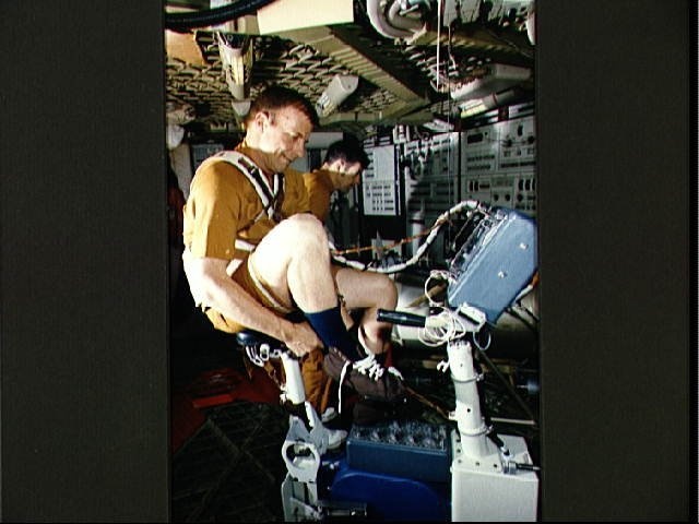 Astronaut Paul Weitz prepares to use bicycle ergometer in Skylab trainer