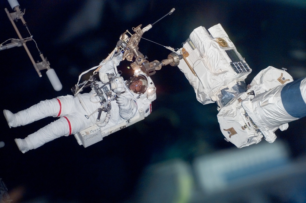 View of MS Mastracchio during a session of STS-118 / Expedition 15 EVA