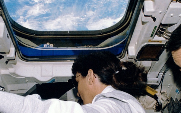 Various views of the STS-88 crew on the flight deck during Node 1 grapple