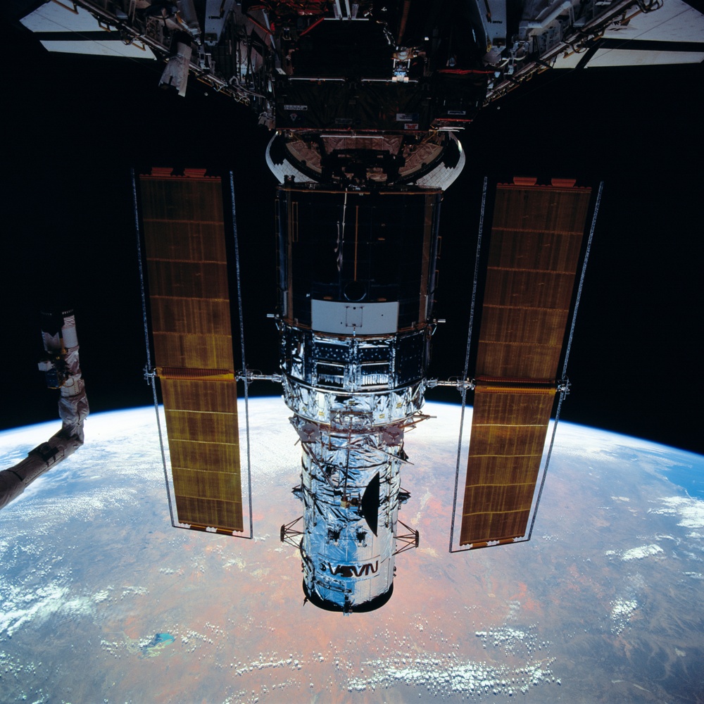 HST in the Endeavour's payload bay with new solar arrays.