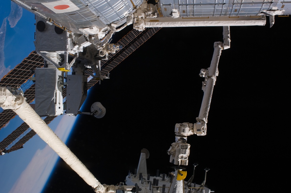 SSRMS transfers JLE to the RMS during Joint Operations