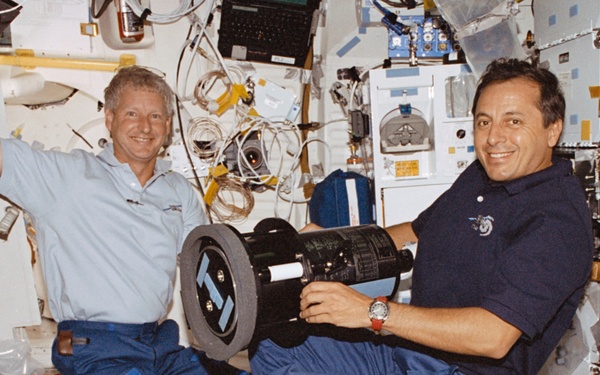STS-93 Tognini and Hawley pose with the SWUIS on the middeck of Columbia