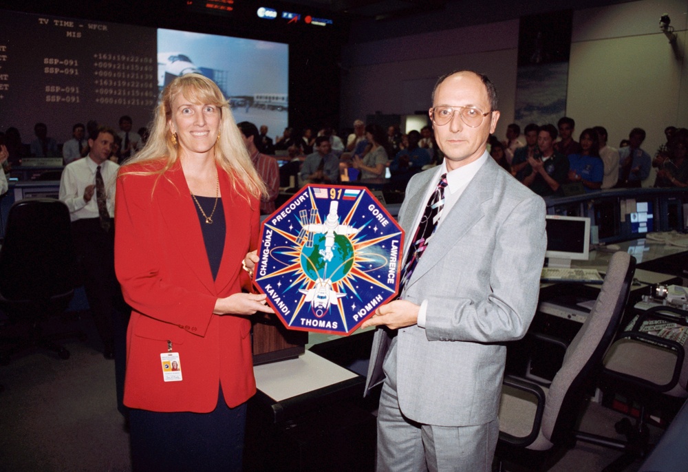 STS-91 plaque hanging in MCC W-FCR