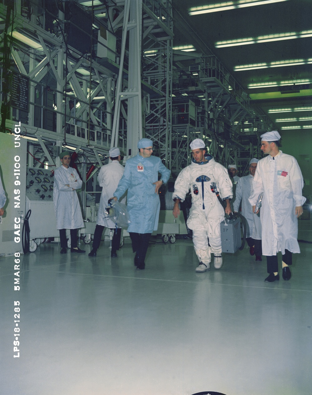 LM-4 Crew Compartment Stowage Review