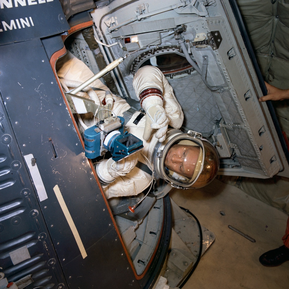 GT-12 WEIGHTLESSNESS - ASTRONAUT EDWIN E. ALDRIN, JR. - TRAINING