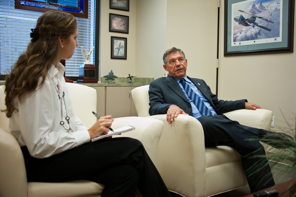 Lt. Gen. Leaf lends leadership experience to AWC class