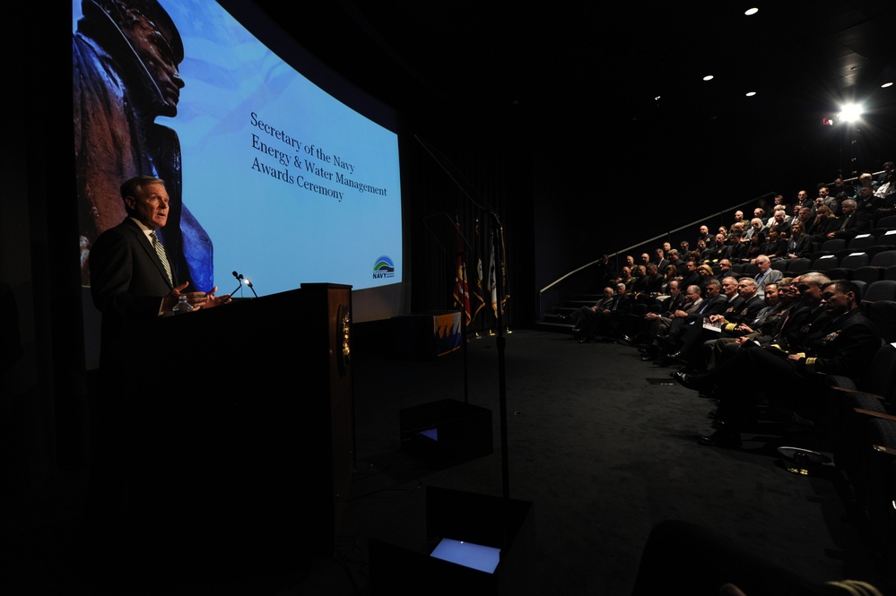 Mabus speaks at awards ceremony