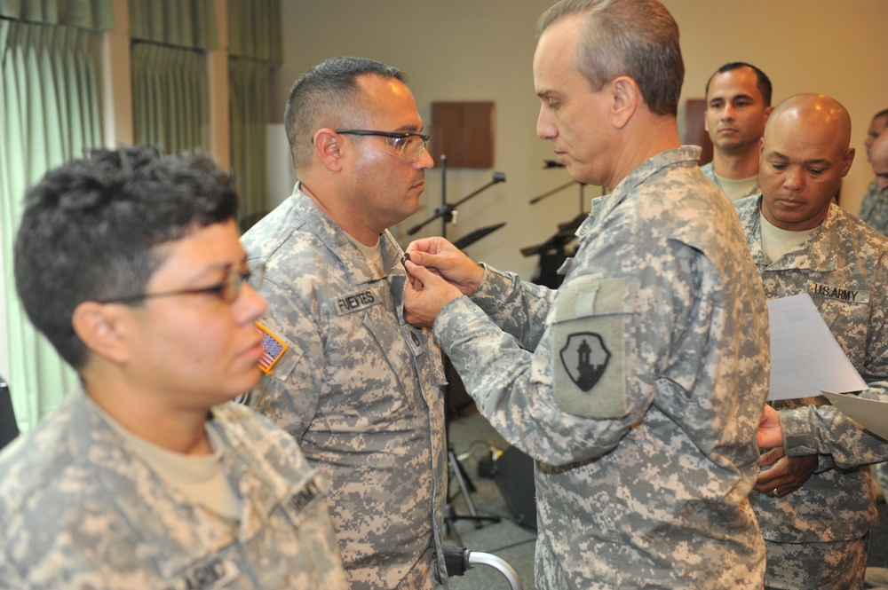 US Army Reserve-PR soldiers receive award