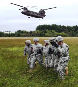 ‘Victory Wheels’ soldiers hook up Army equipment during slingload training