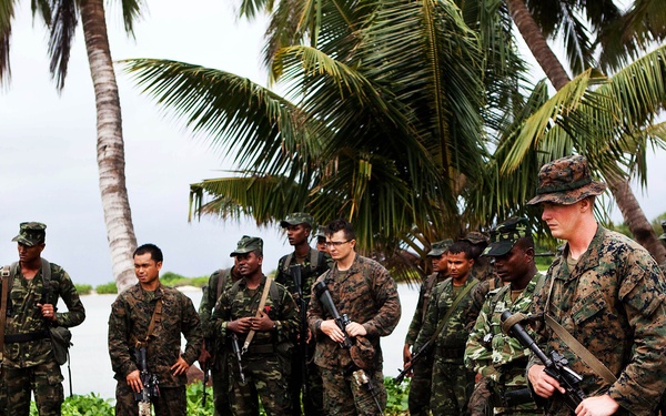 Maldivians exchange accountability procedures with U.S. Marines