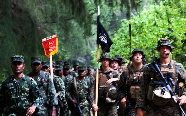 Maldivians exchange accountability procedures with U.S. Marines