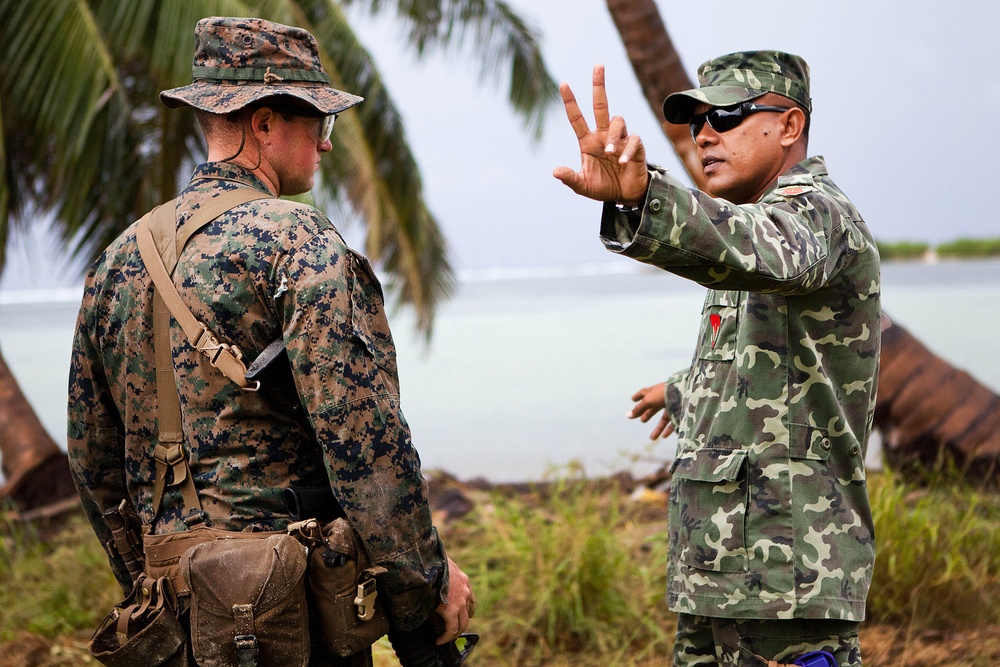 Maldivians exchange accountability procedures with U.S. Marines