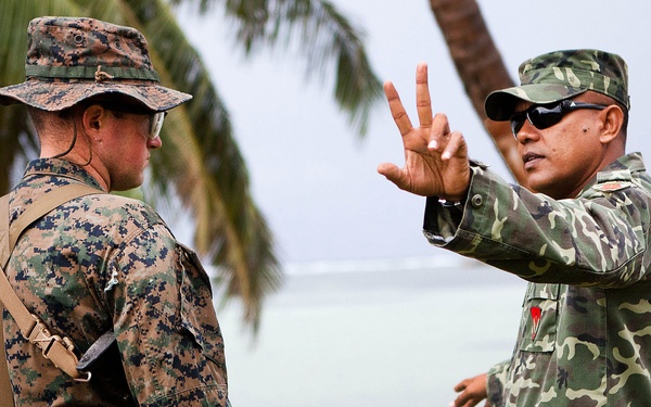 Maldivians exchange accountability procedures with U.S. Marines